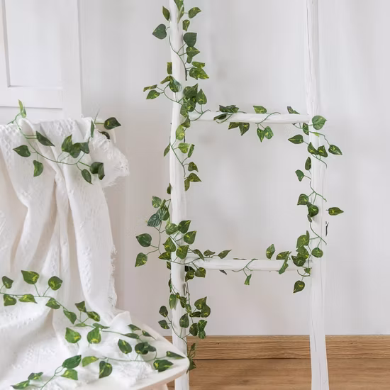 Vinha artificial pendurada ao ar livre para o Natal