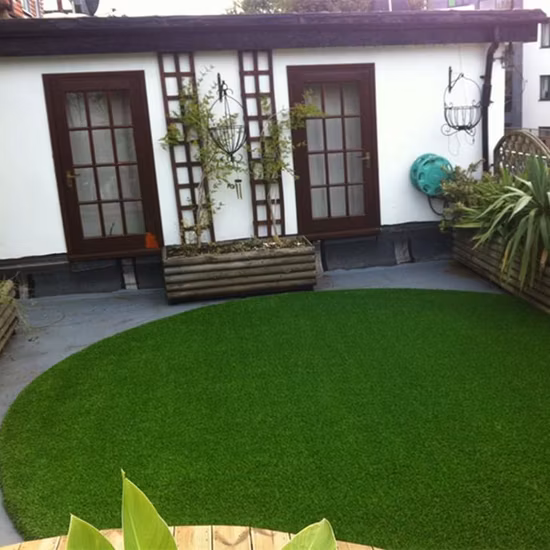 China Azulejos de grama artificial paisagem Astroturf Putting Green Grama falsa Tapete sintético Golfe Tênis Futebol Esportes Pavimentos Grama artificial para jardim